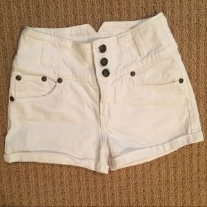 Cute high waisted white jean shorts w/3 buttons